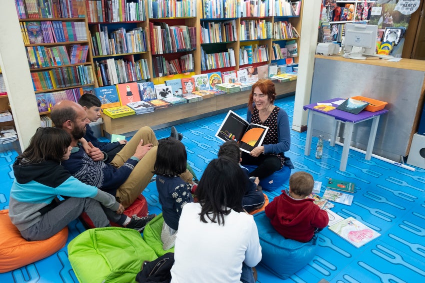 Granada se vistió de versos en un día en que casi 60 autores leyeron obras propias y ajenas en 25 establecimientos