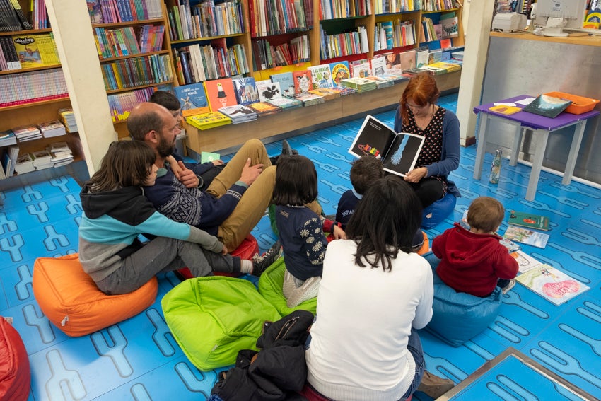 Granada se vistió de versos en un día en que casi 60 autores leyeron obras propias y ajenas en 25 establecimientos