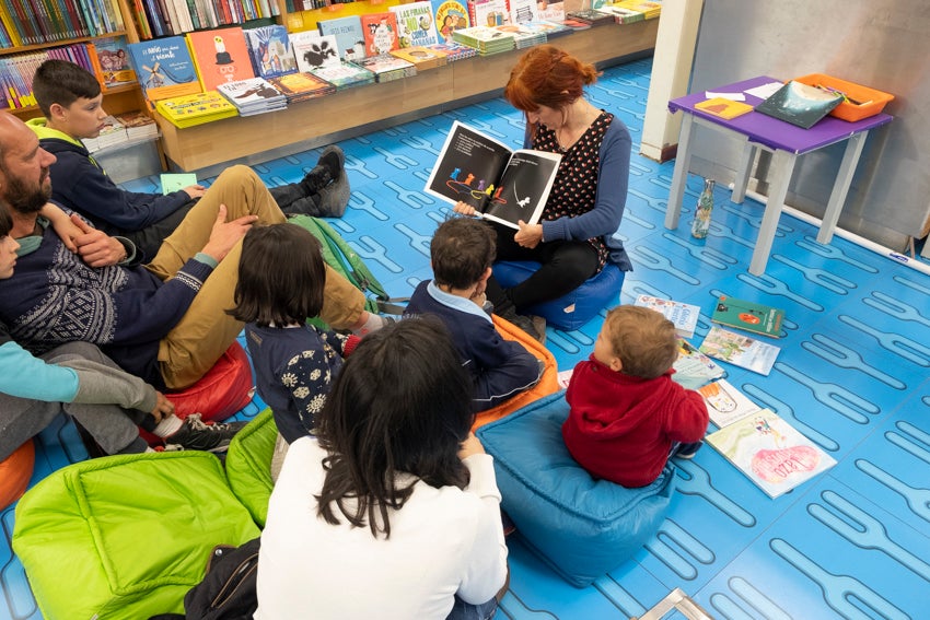 Granada se vistió de versos en un día en que casi 60 autores leyeron obras propias y ajenas en 25 establecimientos