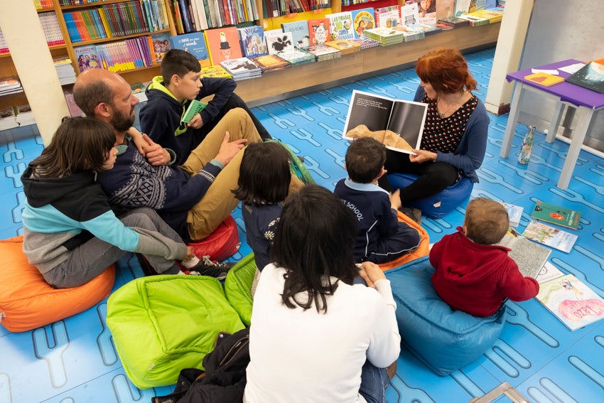 Granada se vistió de versos en un día en que casi 60 autores leyeron obras propias y ajenas en 25 establecimientos