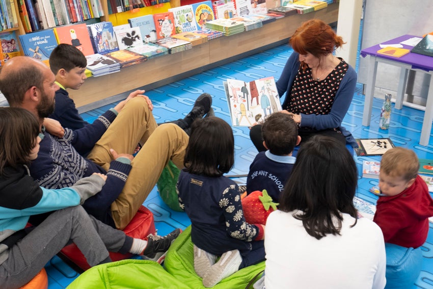 Granada se vistió de versos en un día en que casi 60 autores leyeron obras propias y ajenas en 25 establecimientos