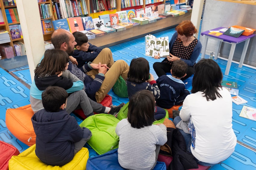 Granada se vistió de versos en un día en que casi 60 autores leyeron obras propias y ajenas en 25 establecimientos