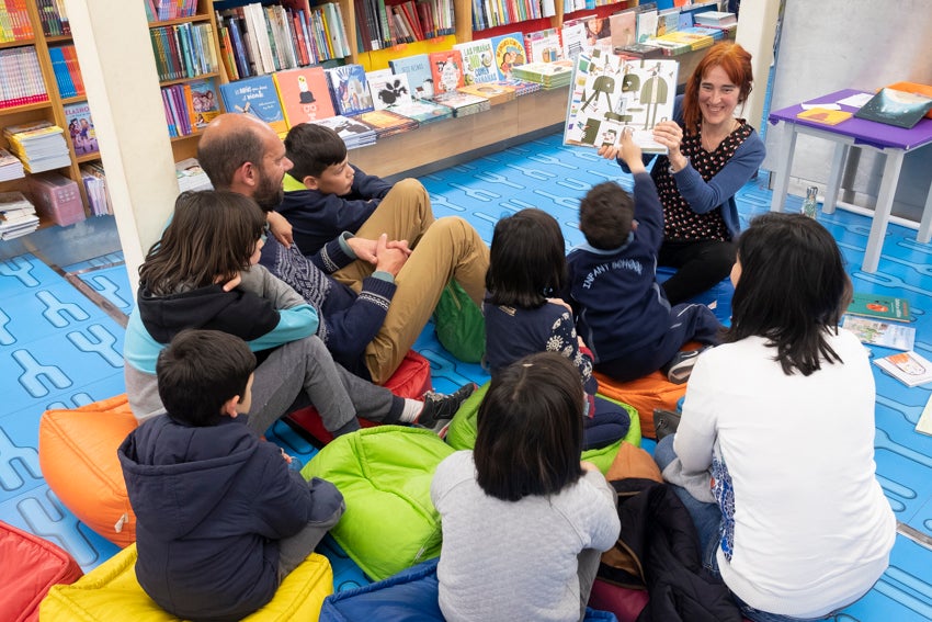 Granada se vistió de versos en un día en que casi 60 autores leyeron obras propias y ajenas en 25 establecimientos