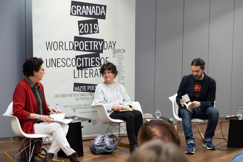 Granada se vistió de versos en un día en que casi 60 autores leyeron obras propias y ajenas en 25 establecimientos