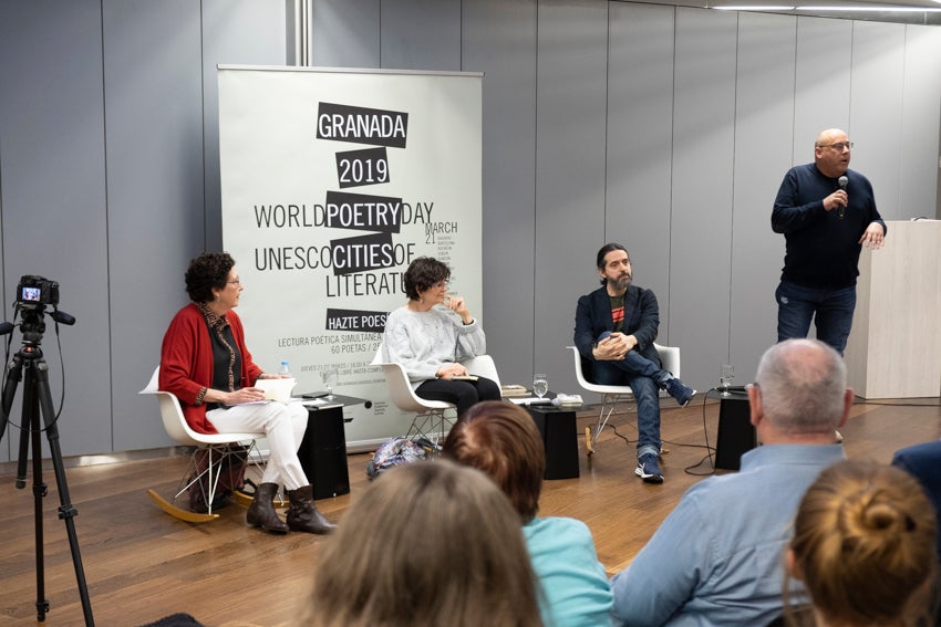 Granada se vistió de versos en un día en que casi 60 autores leyeron obras propias y ajenas en 25 establecimientos