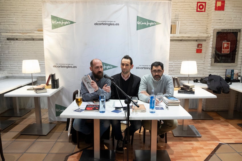 Granada se vistió de versos en un día en que casi 60 autores leyeron obras propias y ajenas en 25 establecimientos