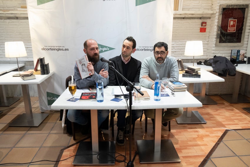 Granada se vistió de versos en un día en que casi 60 autores leyeron obras propias y ajenas en 25 establecimientos