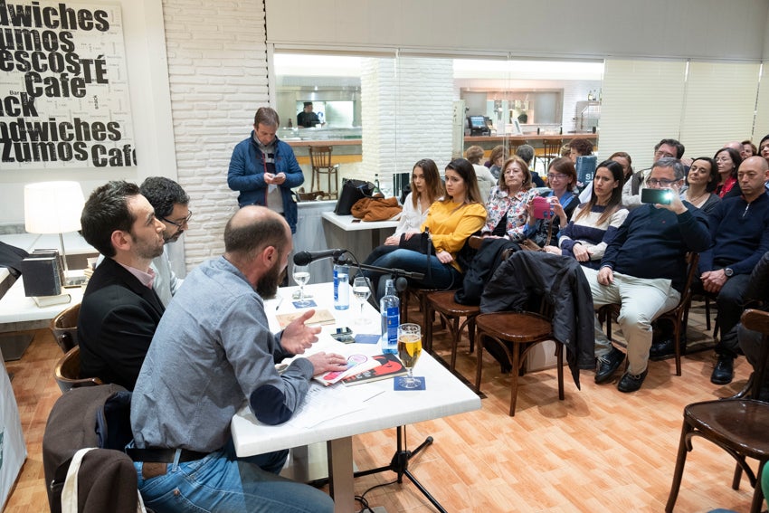 Granada se vistió de versos en un día en que casi 60 autores leyeron obras propias y ajenas en 25 establecimientos