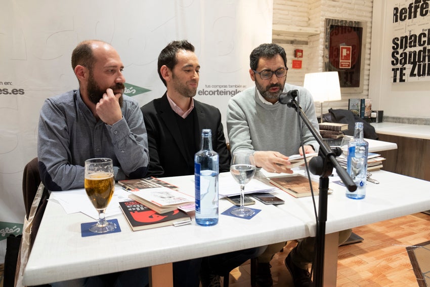 Granada se vistió de versos en un día en que casi 60 autores leyeron obras propias y ajenas en 25 establecimientos