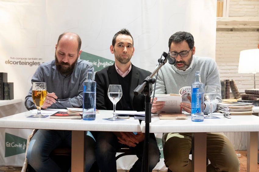 Granada se vistió de versos en un día en que casi 60 autores leyeron obras propias y ajenas en 25 establecimientos