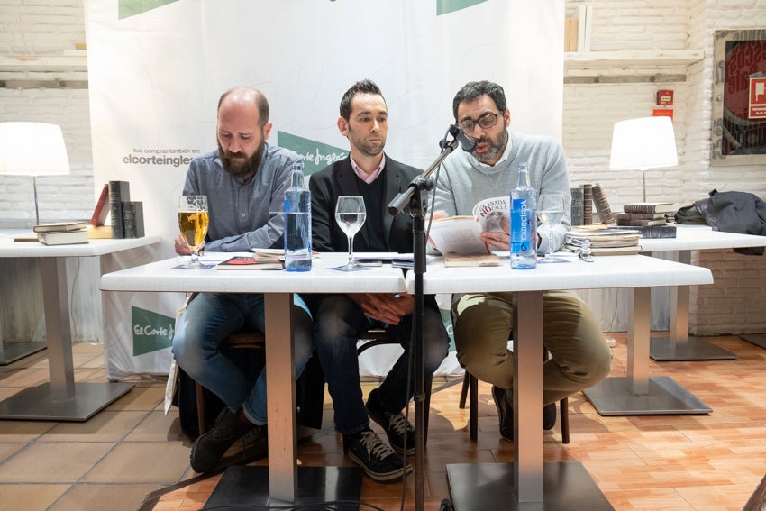 Granada se vistió de versos en un día en que casi 60 autores leyeron obras propias y ajenas en 25 establecimientos