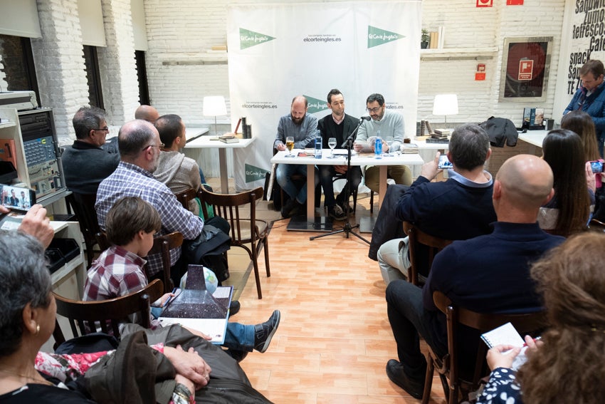 Granada se vistió de versos en un día en que casi 60 autores leyeron obras propias y ajenas en 25 establecimientos