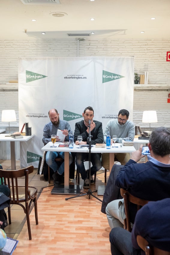 Granada se vistió de versos en un día en que casi 60 autores leyeron obras propias y ajenas en 25 establecimientos