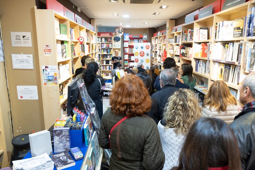 Granada se vistió de versos en un día en que casi 60 autores leyeron obras propias y ajenas en 25 establecimientos