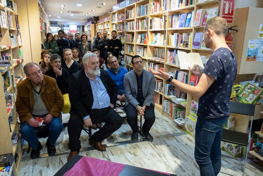 Granada se vistió de versos en un día en que casi 60 autores leyeron obras propias y ajenas en 25 establecimientos