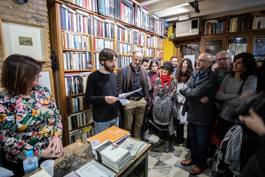 Granada se vistió de versos en un día en que casi 60 autores leyeron obras propias y ajenas en 25 establecimientos