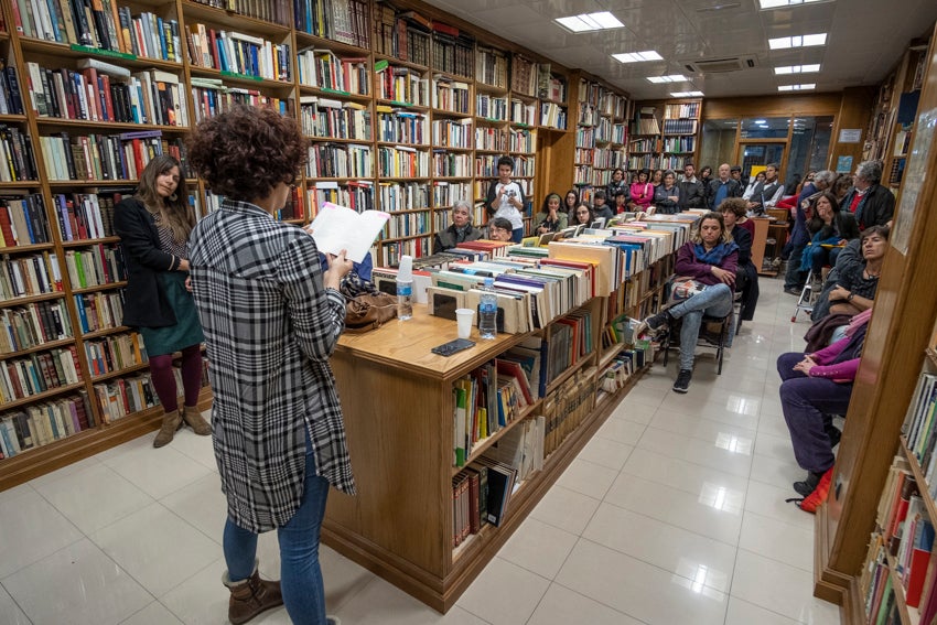 Granada se vistió de versos en un día en que casi 60 autores leyeron obras propias y ajenas en 25 establecimientos