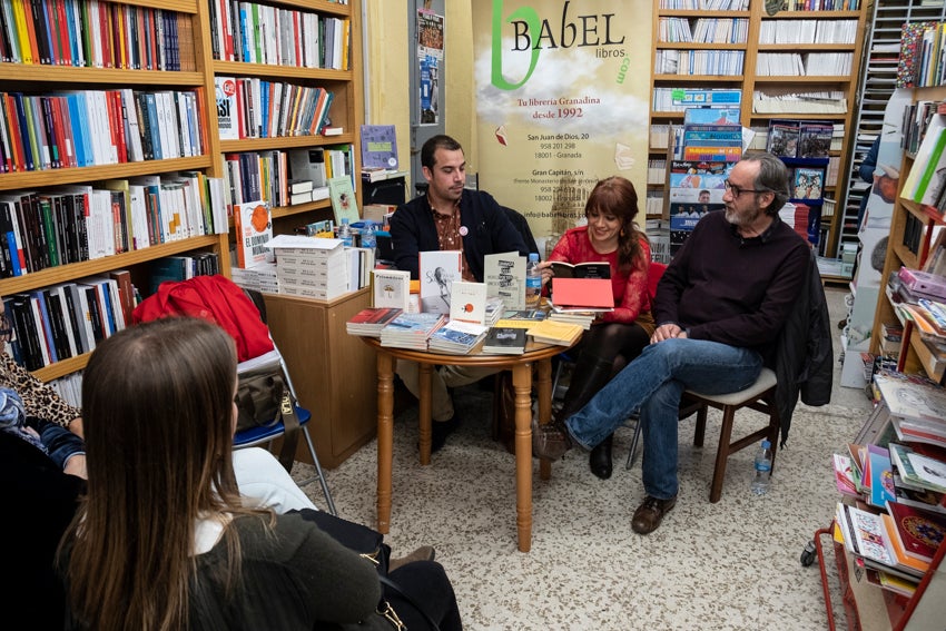 Granada se vistió de versos en un día en que casi 60 autores leyeron obras propias y ajenas en 25 establecimientos