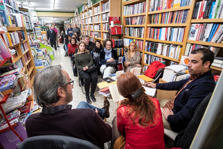 Granada se vistió de versos en un día en que casi 60 autores leyeron obras propias y ajenas en 25 establecimientos