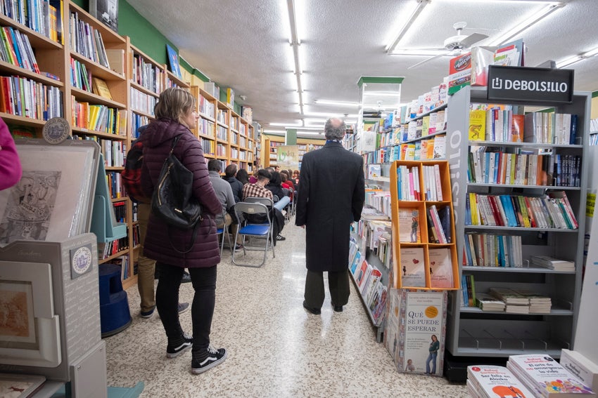Granada se vistió de versos en un día en que casi 60 autores leyeron obras propias y ajenas en 25 establecimientos