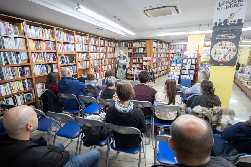 Granada se vistió de versos en un día en que casi 60 autores leyeron obras propias y ajenas en 25 establecimientos