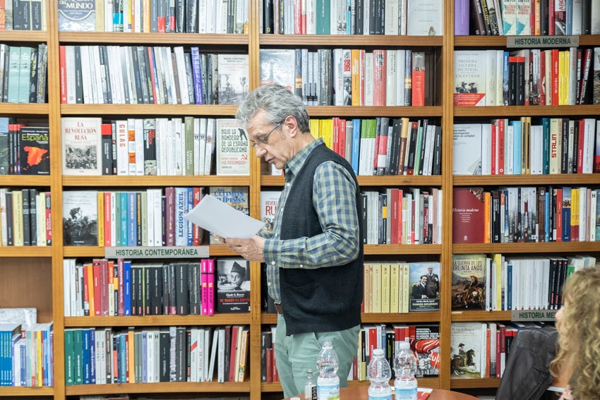 Granada se vistió de versos en un día en que casi 60 autores leyeron obras propias y ajenas en 25 establecimientos