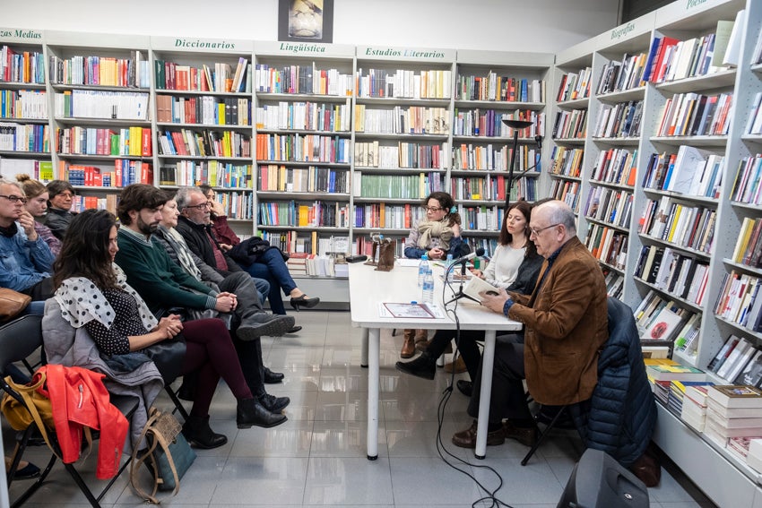 Granada se vistió de versos en un día en que casi 60 autores leyeron obras propias y ajenas en 25 establecimientos