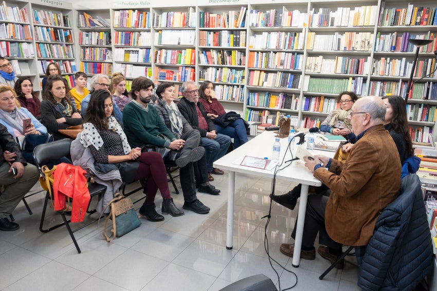 Granada se vistió de versos en un día en que casi 60 autores leyeron obras propias y ajenas en 25 establecimientos