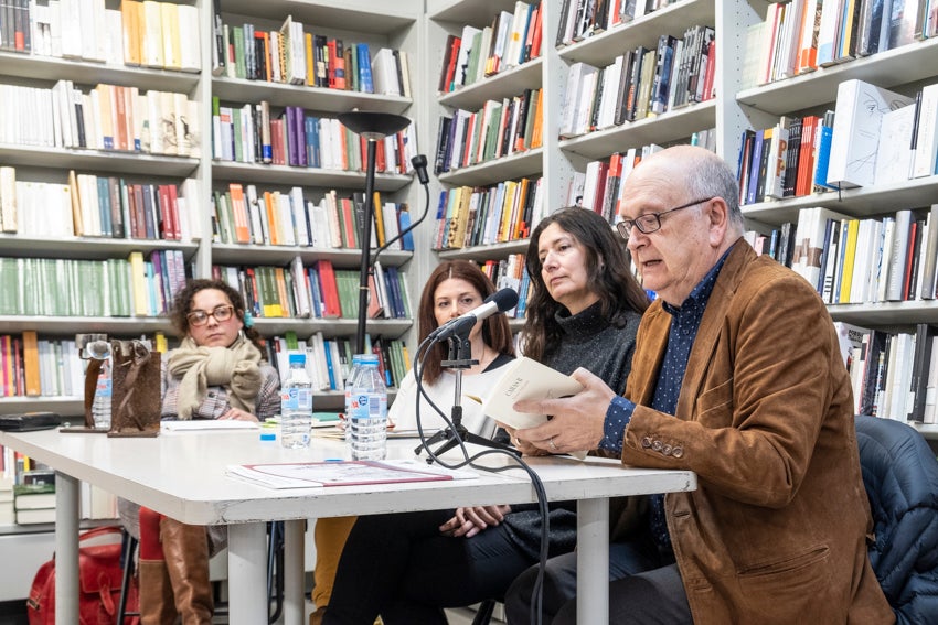 Granada se vistió de versos en un día en que casi 60 autores leyeron obras propias y ajenas en 25 establecimientos