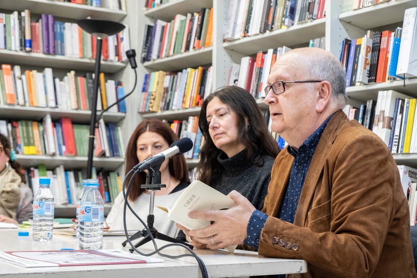 Granada se vistió de versos en un día en que casi 60 autores leyeron obras propias y ajenas en 25 establecimientos