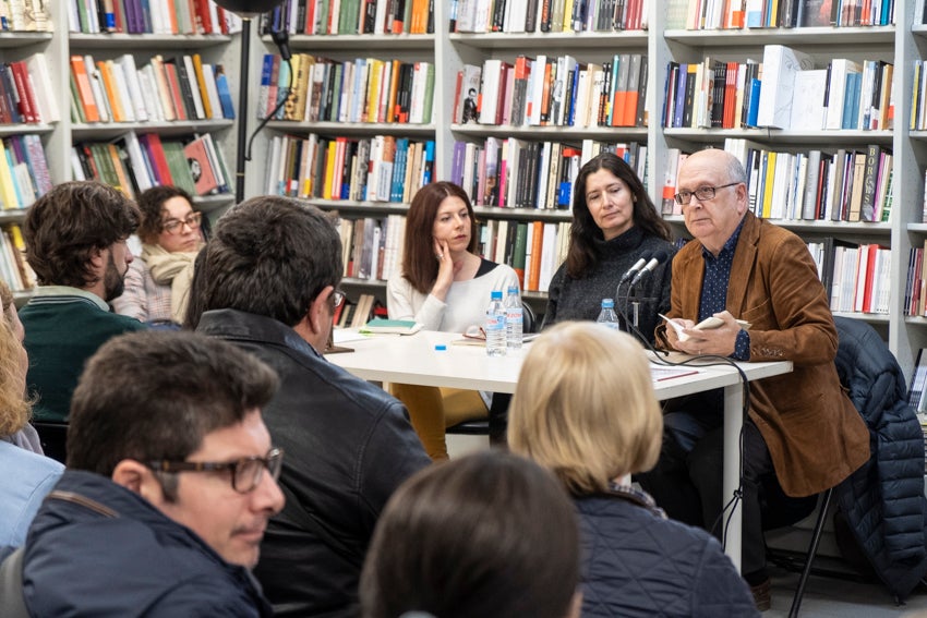 Granada se vistió de versos en un día en que casi 60 autores leyeron obras propias y ajenas en 25 establecimientos