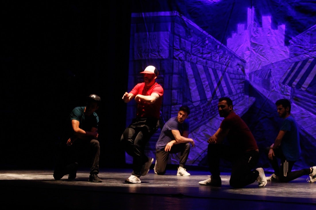 La compañía Sabor de Tango presentó ayer en el teatro Isabel la Católica, en el marco del 31 Festival Internacional de Tango, el montaje 'Tango break fusión' y 'El espectáculo'. También actuaron el cuarteto Proyecto Tamgú con 'Tango al sur' y el pianista Mariano Siccardi. El programa del Festival continuará hoy, a las 21.00 horas en el teatro Isabel la Católica, con Ecos de la XI Cumbre Mundial del Tango de Melilla con Eve Acosta (voz) y Pablo Giménez (guitarra)