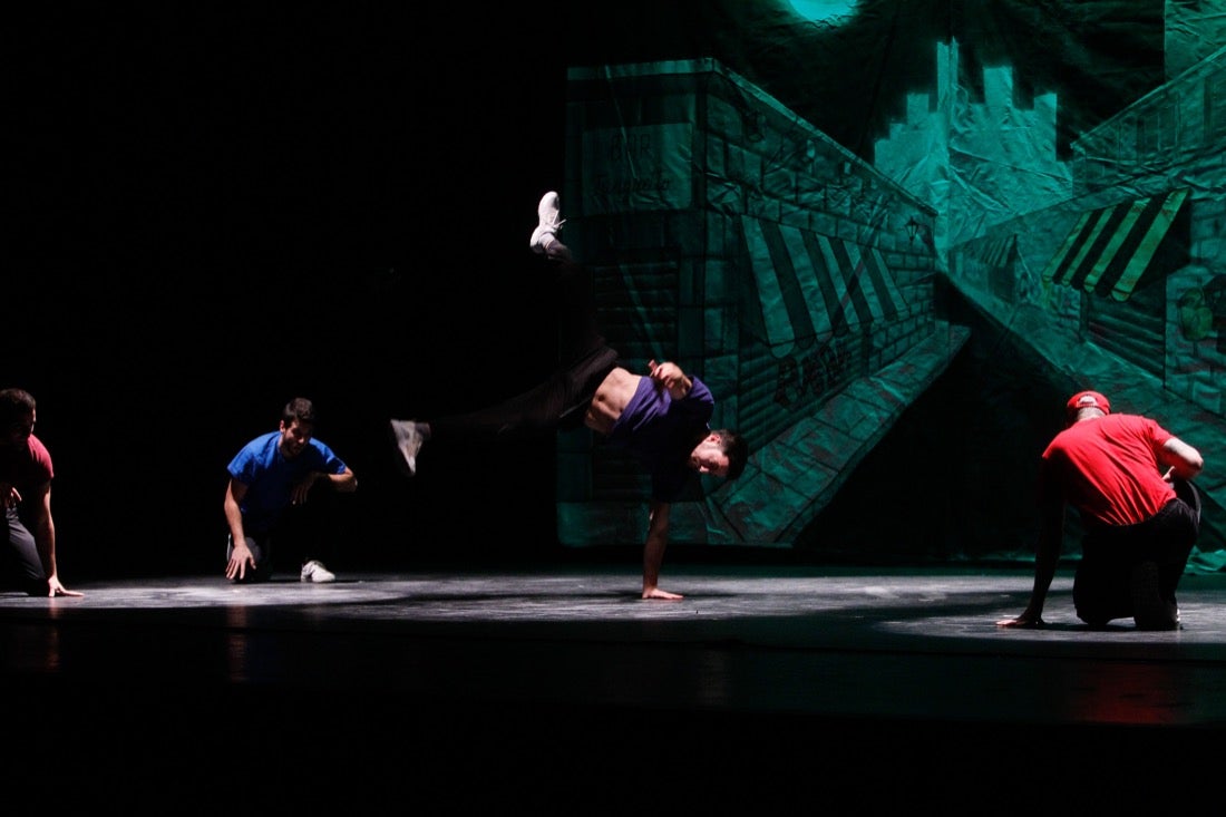 La compañía Sabor de Tango presentó ayer en el teatro Isabel la Católica, en el marco del 31 Festival Internacional de Tango, el montaje 'Tango break fusión' y 'El espectáculo'. También actuaron el cuarteto Proyecto Tamgú con 'Tango al sur' y el pianista Mariano Siccardi. El programa del Festival continuará hoy, a las 21.00 horas en el teatro Isabel la Católica, con Ecos de la XI Cumbre Mundial del Tango de Melilla con Eve Acosta (voz) y Pablo Giménez (guitarra)