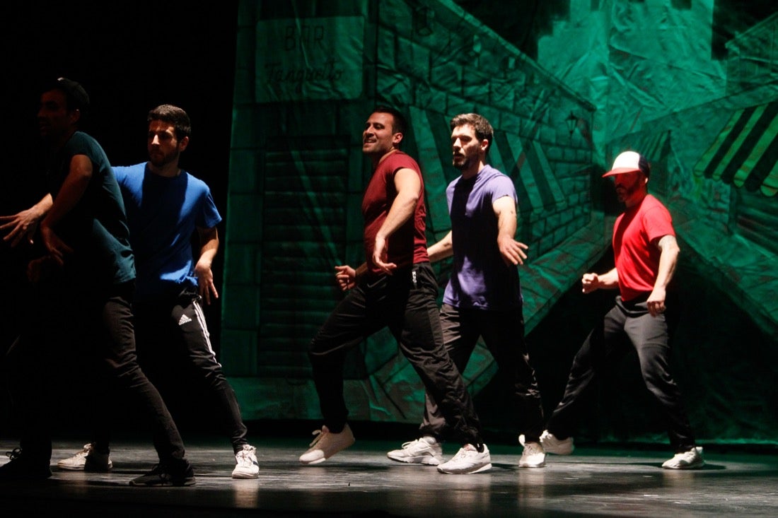 La compañía Sabor de Tango presentó ayer en el teatro Isabel la Católica, en el marco del 31 Festival Internacional de Tango, el montaje 'Tango break fusión' y 'El espectáculo'. También actuaron el cuarteto Proyecto Tamgú con 'Tango al sur' y el pianista Mariano Siccardi. El programa del Festival continuará hoy, a las 21.00 horas en el teatro Isabel la Católica, con Ecos de la XI Cumbre Mundial del Tango de Melilla con Eve Acosta (voz) y Pablo Giménez (guitarra)