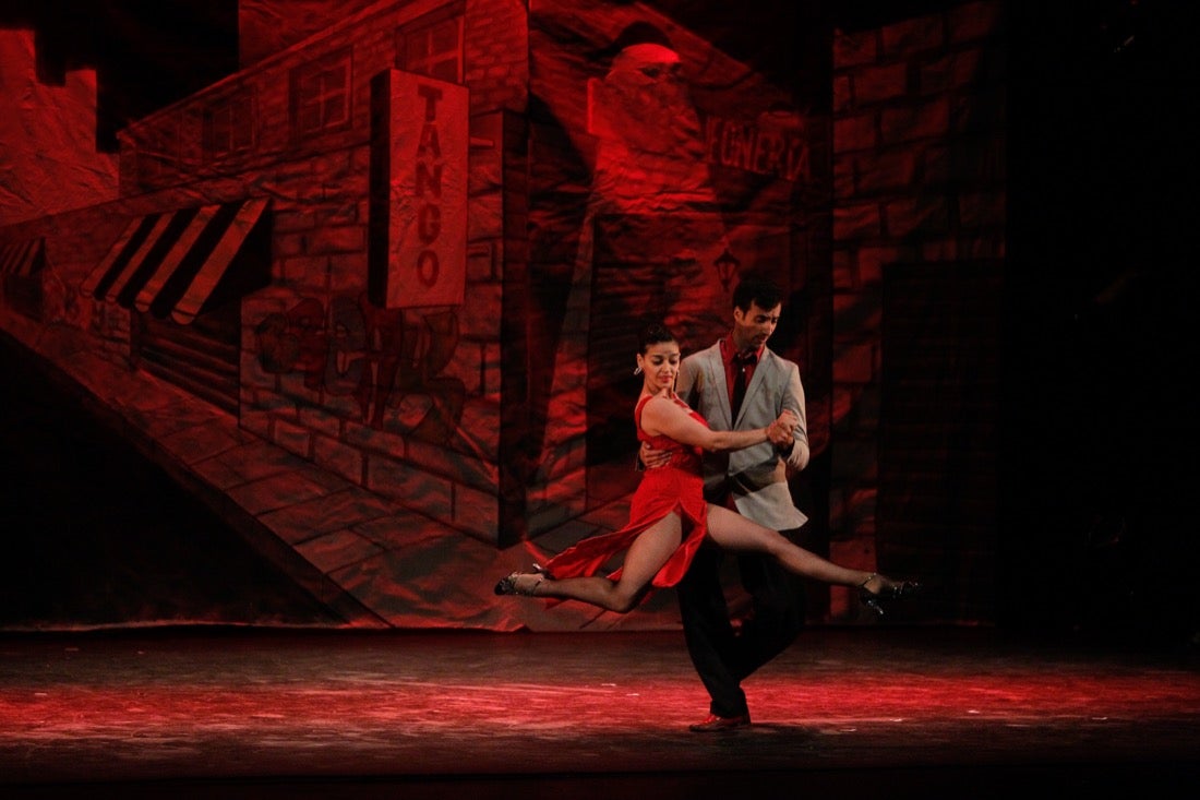 La compañía Sabor de Tango presentó ayer en el teatro Isabel la Católica, en el marco del 31 Festival Internacional de Tango, el montaje 'Tango break fusión' y 'El espectáculo'. También actuaron el cuarteto Proyecto Tamgú con 'Tango al sur' y el pianista Mariano Siccardi. El programa del Festival continuará hoy, a las 21.00 horas en el teatro Isabel la Católica, con Ecos de la XI Cumbre Mundial del Tango de Melilla con Eve Acosta (voz) y Pablo Giménez (guitarra)