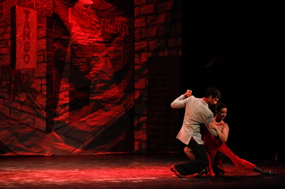 La compañía Sabor de Tango presentó ayer en el teatro Isabel la Católica, en el marco del 31 Festival Internacional de Tango, el montaje 'Tango break fusión' y 'El espectáculo'. También actuaron el cuarteto Proyecto Tamgú con 'Tango al sur' y el pianista Mariano Siccardi. El programa del Festival continuará hoy, a las 21.00 horas en el teatro Isabel la Católica, con Ecos de la XI Cumbre Mundial del Tango de Melilla con Eve Acosta (voz) y Pablo Giménez (guitarra)