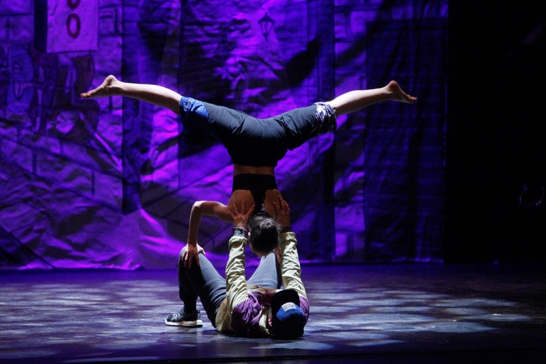 La compañía Sabor de Tango presentó ayer en el teatro Isabel la Católica, en el marco del 31 Festival Internacional de Tango, el montaje 'Tango break fusión' y 'El espectáculo'. También actuaron el cuarteto Proyecto Tamgú con 'Tango al sur' y el pianista Mariano Siccardi. El programa del Festival continuará hoy, a las 21.00 horas en el teatro Isabel la Católica, con Ecos de la XI Cumbre Mundial del Tango de Melilla con Eve Acosta (voz) y Pablo Giménez (guitarra)