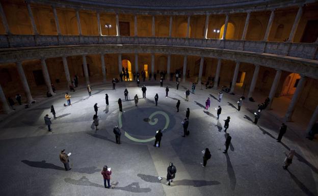 La 'Espiral Poética' dibujó palabras y sentimientos en el patio del Palacio de Carlos V.