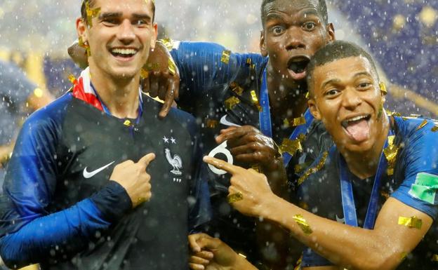 Griezmann, Pogba y Mbappé, celebran el Mundial consguido en Rusia el pasado verano.