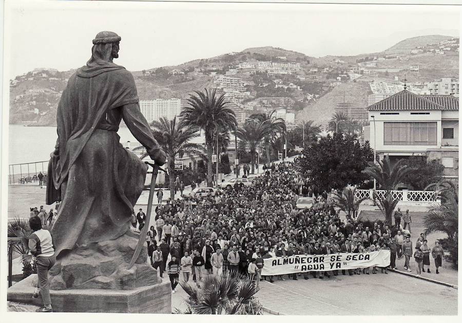 Imagen principal - Histórica protesta en el 89 en Almuñécar para pedir agua. Concentración en Torrenueva en el primer aniversario del 27-J y una de las marchas de Agua para el campo en la presa de Rules (2014).