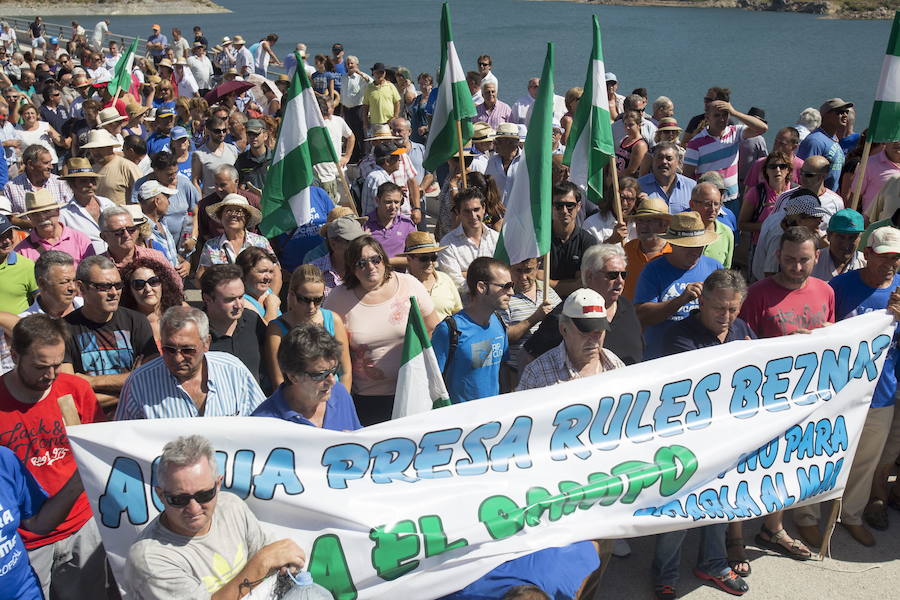 Imagen secundaria 1 - Histórica protesta en el 89 en Almuñécar para pedir agua. Concentración en Torrenueva en el primer aniversario del 27-J y una de las marchas de Agua para el campo en la presa de Rules (2014).