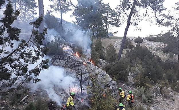 Controlado el incendio en el paraje Morrones de Santa María, en Iznatoraf