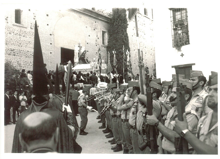 Legionarios aguardan la salida de Santa María de la Alhambra en el Sábado Santo de 1988.