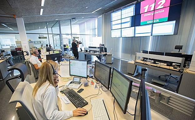 Rescatan a un menor y un joven tras estrellarse su coche contra un muro en Tiena