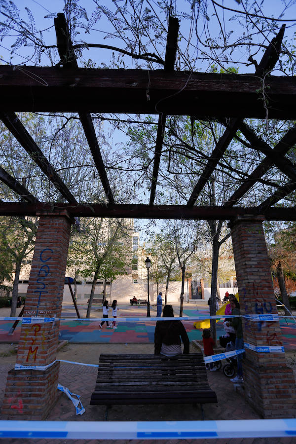 Pérgola perimetrada por riesgo de derrumbe junto a la zona infantil. 