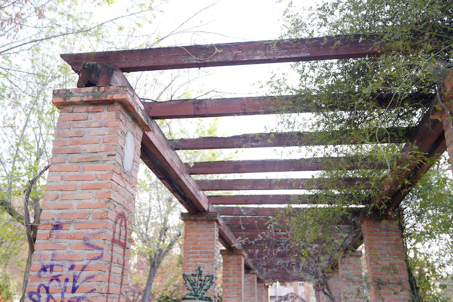 Pérgola perimetrada por riesgo de derrumbe junto a la zona infantil. 