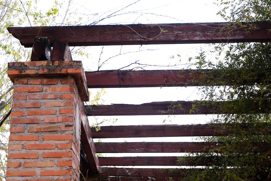 Pérgola perimetrada por riesgo de derrumbe junto a la zona infantil. 