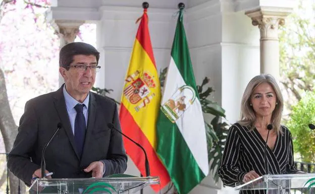 El vicepresidente de la Junta de Andalucía, Juan Marín, acompañado de la consejera de Cultura y Patrimonio Histórico, Patricia del Pozo (Pp)