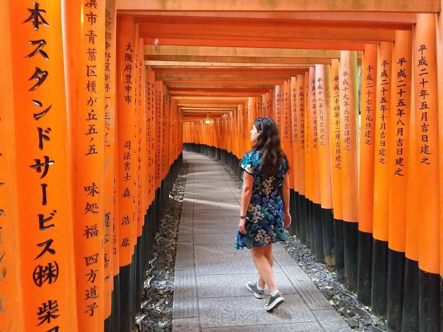 Visitando el santuario Fushimi Inari-Taisha, en Kioto (Japón).