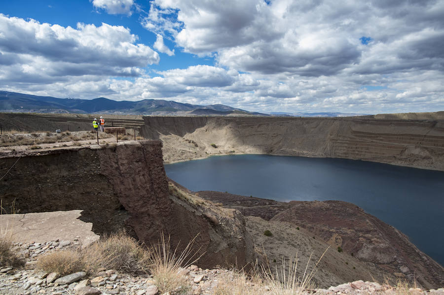 Cerradas desde 1996, las minas de Alquife vuelven a extraer mineral 23 años después gracias al desbloqueo burocrático tras meses esperando la puesta en marcha de la fase de explotación, pues la Junta había firmado en marzo de 2018 el plan de labores.